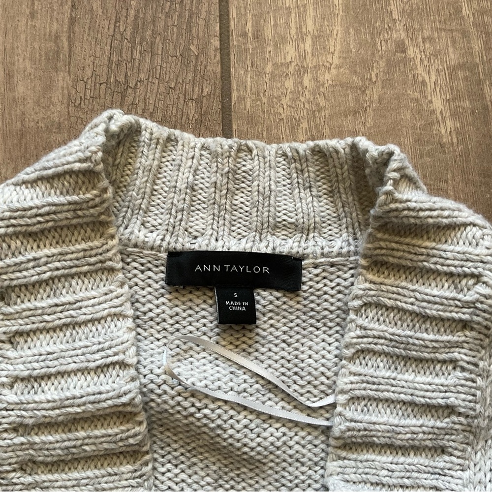 🪲 RARE Ann Taylor 🐪 CAMEL HAIR Blend Belted Wrap Sweater Size Small Light Grey - Picture 2 of 5
